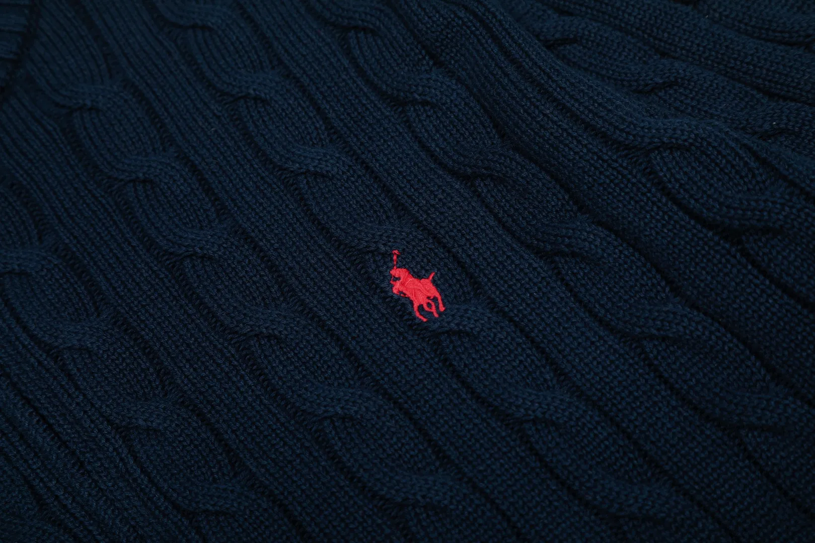 P260 Top quality" Style number: DS814# (not off the shelves all year round) [Ralph Lauren full zipper solid color pony embroidered logo twist knitted sweater jacket] ✅Ralph Lauren Ralph Lauren full zipper classic basic versatile style unisex couple knitted sweater autumn and winter coat ✅Main supplier platform live broadcast Wholesale entities Replacement when out of stock Not off the shelf ✅ZP quality 1:1 version Scan the code to enter the GF website Counter quality ✅Details and quality are the only one in Guangzhou. Imported quality cotton yarn focuses on high-end and cost-effective. Needless to say good quality. ✅The version is restored to the original order. The maximum size can be worn up to 200 pounds. Loose, comfortable and stress-free. ✅The upper body is simple and easy to match. A must-have item for ootd. Good-looking clothes are never picky. Recommended must-have items in the wardrobe. Size: S-XL. Color: Black and red, milky white, gray blue, khaki, navy red label, Ankora red.